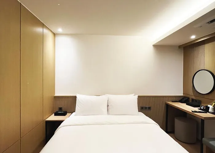 Hotel The 3*