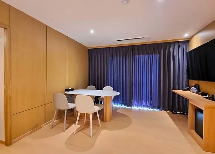 Hotel The 3*